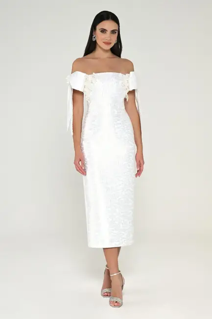 Beyaz Kayık Yaka Fiyonk Aksesuarlı Brokar Midi Elbise 77 