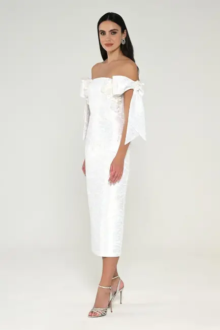 Beyaz Kayık Yaka Fiyonk Aksesuarlı Brokar Midi Elbise 77 - 2