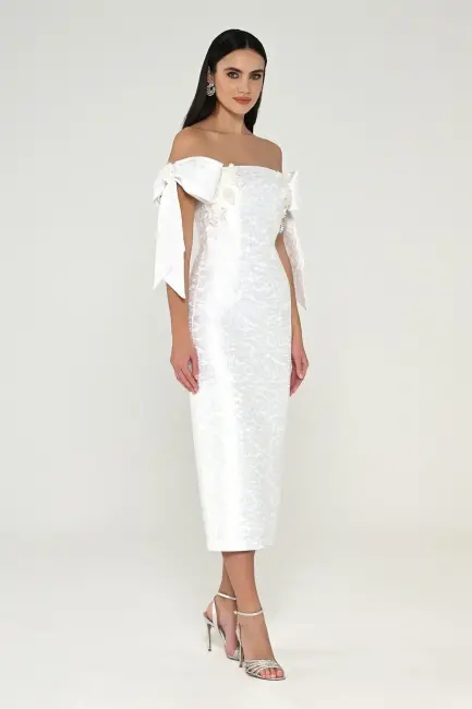 Beyaz Kayık Yaka Fiyonk Aksesuarlı Brokar Midi Elbise 77 - 3