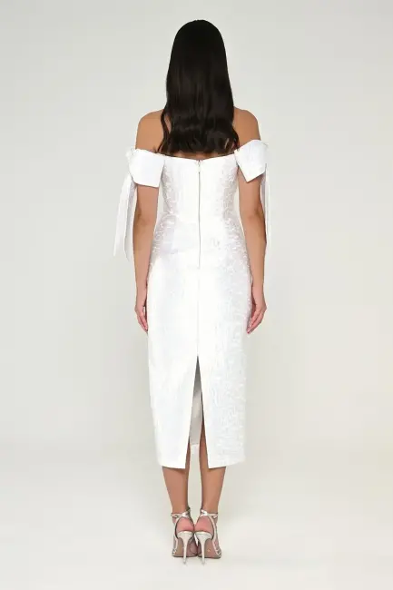 Beyaz Kayık Yaka Fiyonk Aksesuarlı Brokar Midi Elbise 77 - 4
