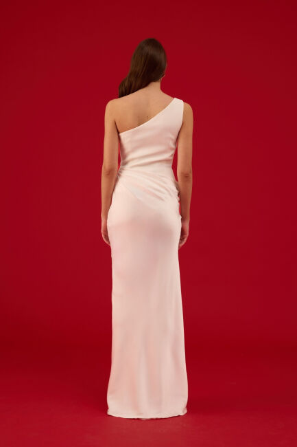 Beyaz Tek Omuz Broşlu Drapeli Saten Abiye Elbise 08 - 5