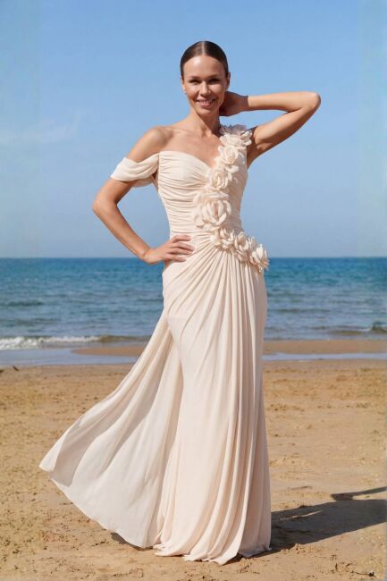 Ekru Tek Omuz Düşük Kol Drapeli Güllü Şifon Abiye Elbise 96 - 2