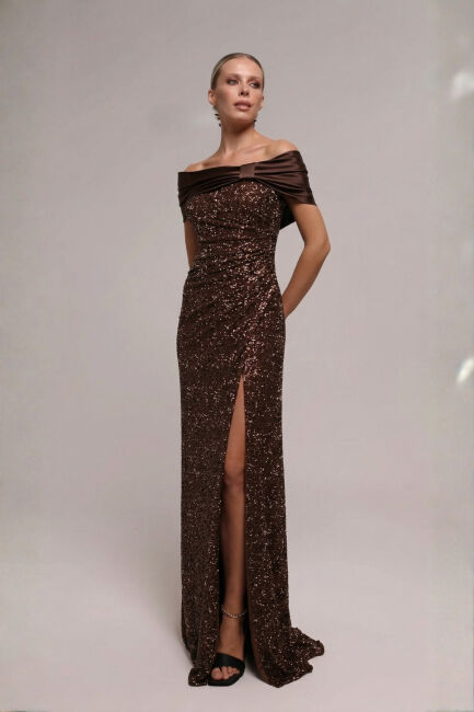 Kahve Saten Fiyonk Yakalı Drapeli Yırtmaçlı Simli Büyük Beden Abiye 95 - ŞEREF VURAL