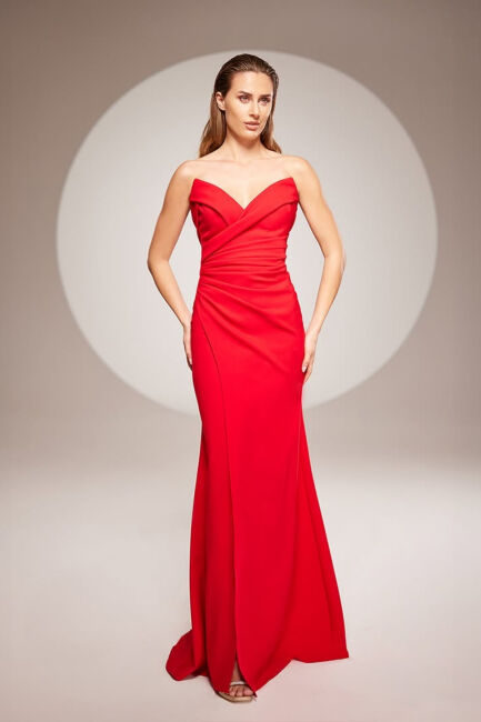 Kırmızı Straplez Sivri Yaka Drapeli Yırtmaçlı Saten Abiye Elbise 42 - MAXRA GOVANA