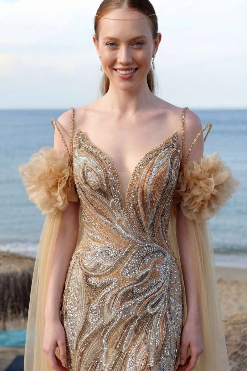 Şampanya Pelerinli Sivri Yaka Yırtmaçlı İthal Abiye Elbise 03 - 2