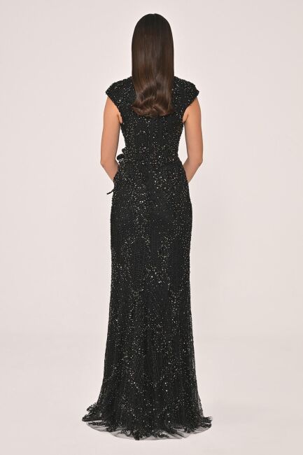 Siyah Dekolteli Çiçek Aksesuarlı Payet Uzun Abiye Elbise 19 - 4