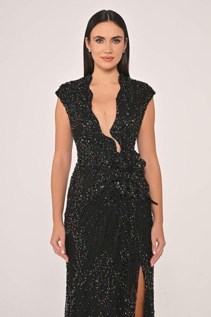 Siyah Dekolteli Çiçek Aksesuarlı Payet Uzun Abiye Elbise 19 - 3