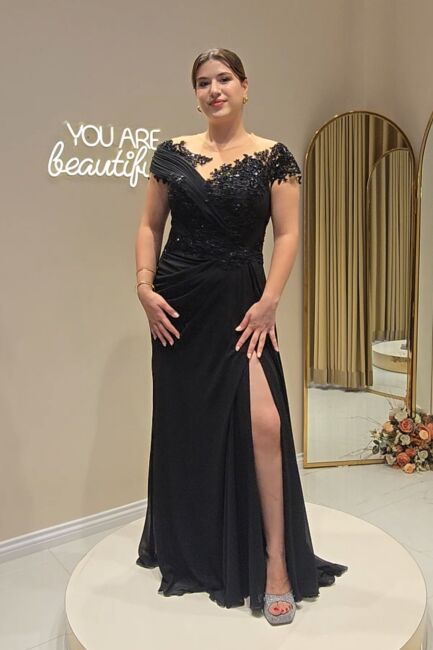 Siyah Kayık Yaka Güpürlü Yırtmaçlı Şifon Büyük Beden Abiye 66 - ÖMÜR İNN