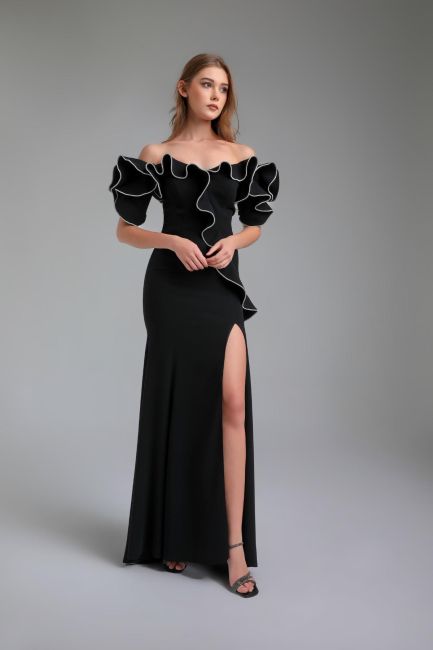 Siyah Kayık Yaka Kollu Valonlu Taşlı Yırtmaçlı Elbise 83 