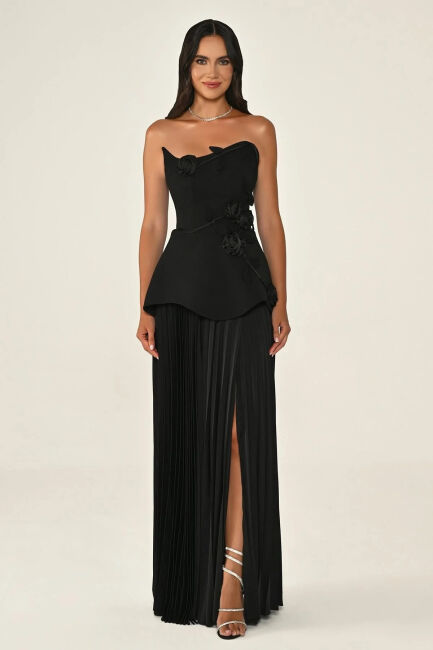 Siyah Straplez Çiçek Aksesuarlı Üstü Krep Eteği Piliseli Şifon Uzun Elbise 60 - ALFABETA