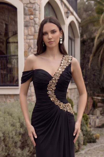 Siyah Tek Omuz Düşük Kol Drapeli Taşlı Abiye Elbise 92 - 2