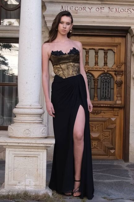 SiyahGold Korsajlı Gögsü İşlemeli Sırtı İpli Drapeli Yırtmaçlı Balıki Abiye Elbise 71 - MOR SPOSA